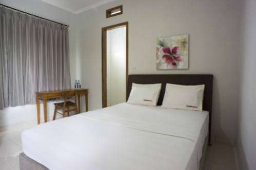 RedDoorz Near Ragunan Zoo