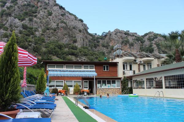 Canada Hotel & Bungalows Чирали