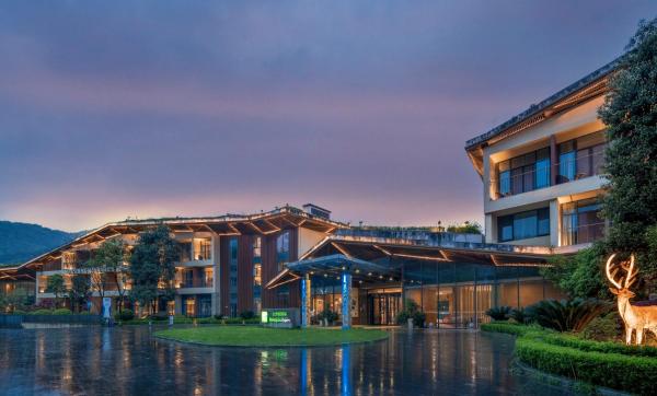Holiday Inn Express Emei Mountain by IHG, Забронировать Курортный отель Курортные отели Эмэйшань, Курортный отель