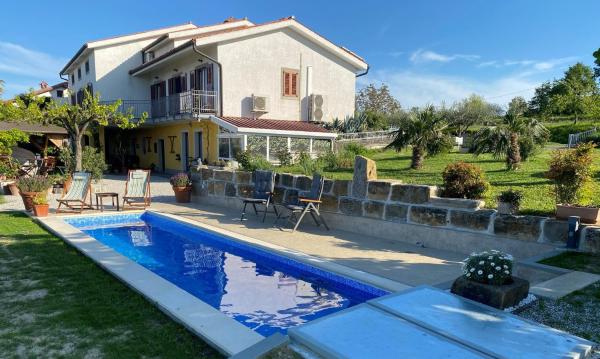 Med oljkami Apartment Копер