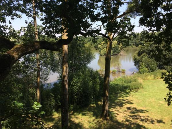 Cabanes et Studios à la Bernardiere, Забронировать Отель «постель и завтрак» Сен-Макер-ан-Мож Замок Пюи-дю-Фу