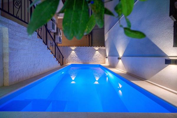 Heritage Residence in Center with pool