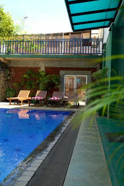 Pub Ceylon Hostel, Забронировать Мини-отель Отели Увы (Карандаголла) с бассейном, Бассейн