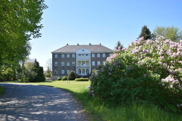 Gutshaus Volzrade Hotel & Ferienwohnungen in Elbnähe, Забронировать Отель Отели Мекленбург-Померания с парковкой, Парковка