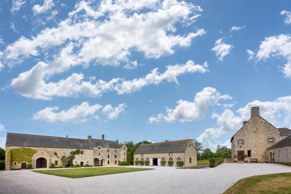 MANOIR du QUESNAY, Забронировать Отель «постель и завтрак» Мандевиль-ан-Бессен D-day Beaches