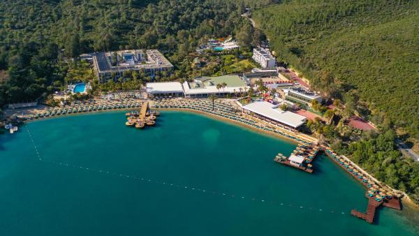 Crystal Green Bay Resort & Spa