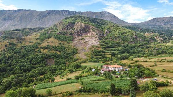 VILA DISHA, Забронировать Лодж Отели области Тираны с парковкой, Парковка