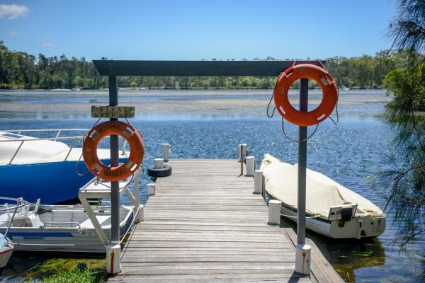 Calm Waters Waterfront Cottages, Забронировать Курортный отель Курортные отели Джервис-Бэй, Курортный отель
