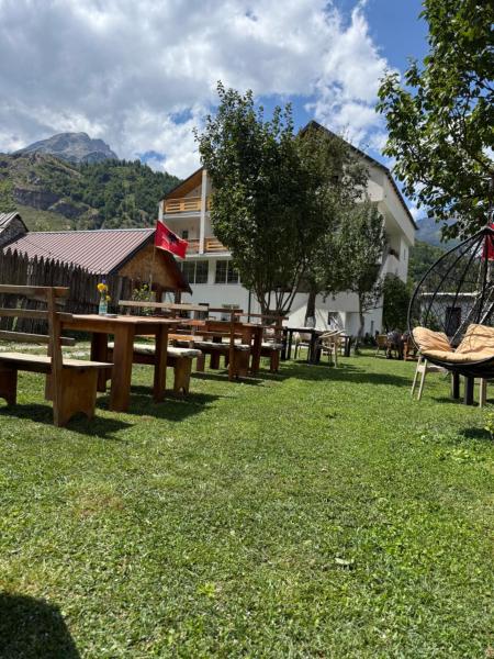 Guesthouse Skender Selimaj, Забронировать Гостевой дом Недорогие отели Валбона, недорогие