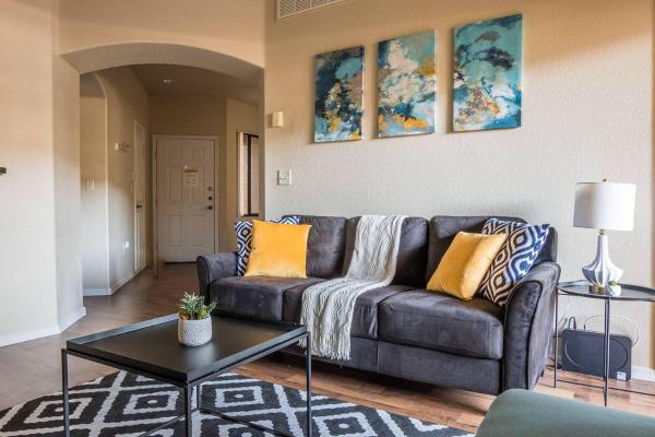 1 BR Apt with Parking by Frontdesk