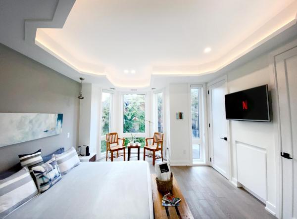 Elegant Downtown Home, Забронировать Проживание в семье Отели Торонто с парковкой, Парковка