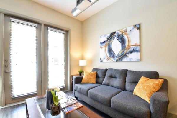 Design District Apts Near Market Ctr by Frontdesk