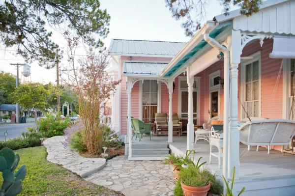 Antoinettes Cottage Bed and Breakfast