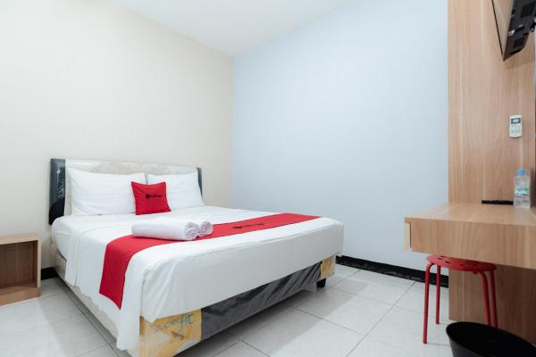 RedDoorz near Puri Indah Lippo Mall 2, Забронировать Отель Недорогие отели Джакарты, рядом с Торговый центр Lippo Mall Puri, недорогие