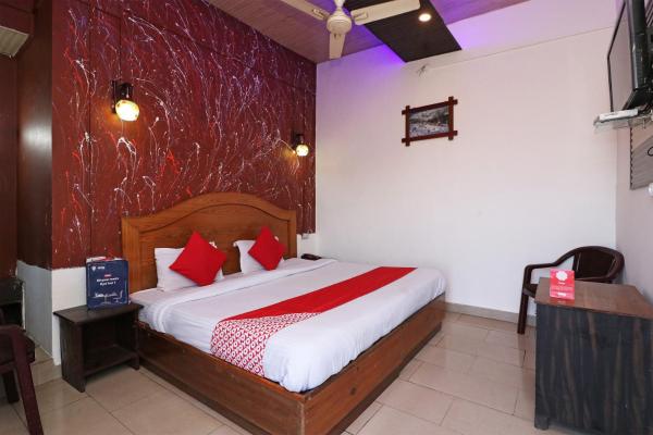 OYO 75672 Holidays Hotel