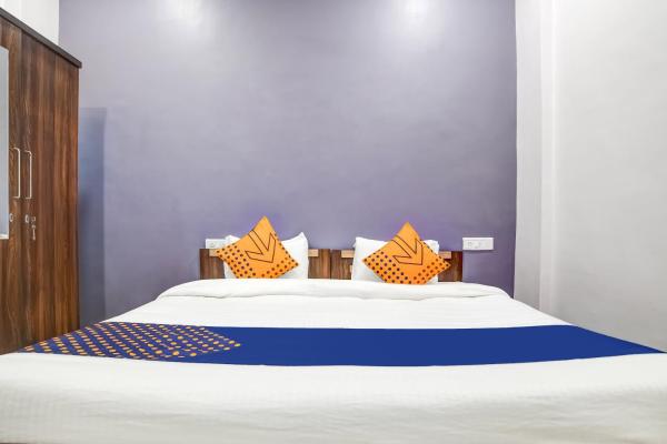 SPOT ON 76764 Hotel Lux
