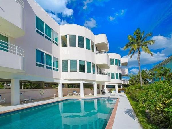 Island Paradise by AMI Locals