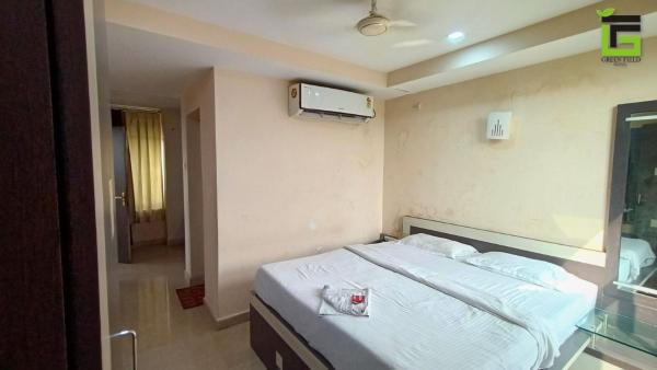 OYO 28157 Hotel Green Field