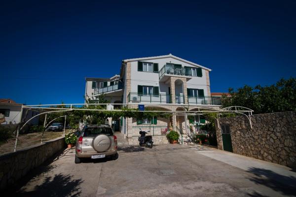 Apartmani i sobe Josica, Забронировать Апартаменты/квартира Отели Murter Island с парковкой, Парковка