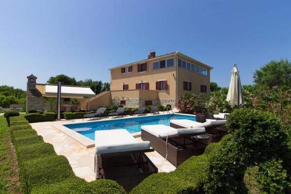 Beautiful villa Divina with large pool, sauna & hydrommassage near Pula, high level of privacy, Забронировать Вилла Коттеджи Pula Riviera, Коттедж