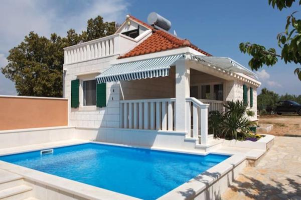 Charming Villa in Pučišća + Pool, Забронировать Вилла Пучишча Брач
