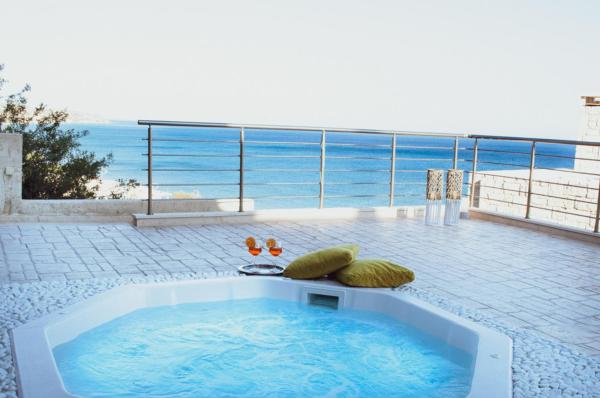 Private Luxury Villa with Whirlpool - Walk to Beach
