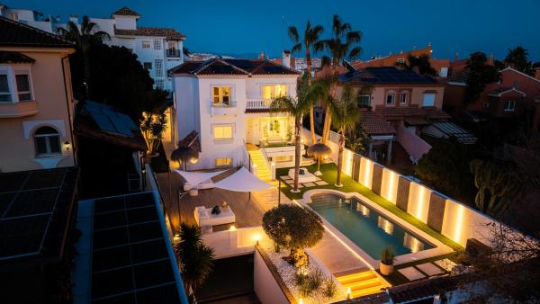 VACATION MARBELLA I Sunny Camelia Villa Heated pool, Recently Renovated, Best Residential Neighborhood in Benalmadena, Short walk to the beach, Cinema Room