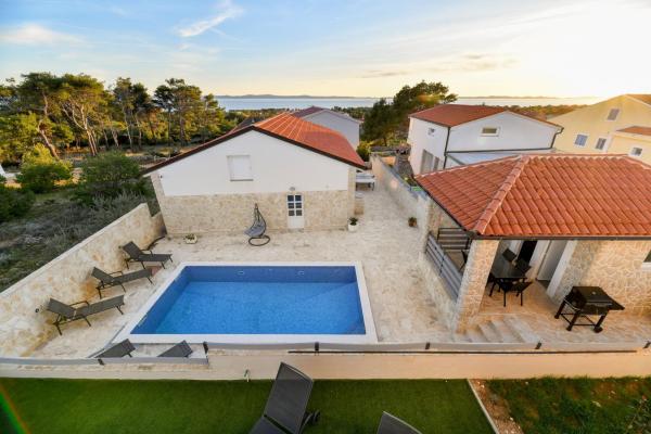 Crowonder Villa Smile with Swimming Pool and Stone Backyard, Забронировать Вилла Вир Zadar Islands