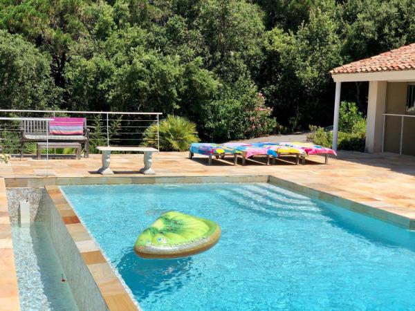 Plushy Villa with Private Pool and Sea Views in La Croix-Valmer