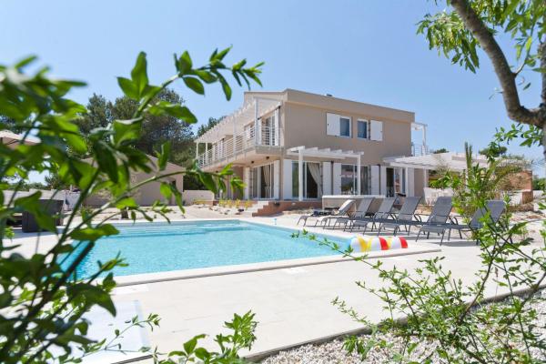 Villa BELLA - beautiful and modern house with pool, souna, jacuzzi & playground, Ližnjan - Istra, Забронировать Вилла Коттеджи Pula Riviera, Коттедж