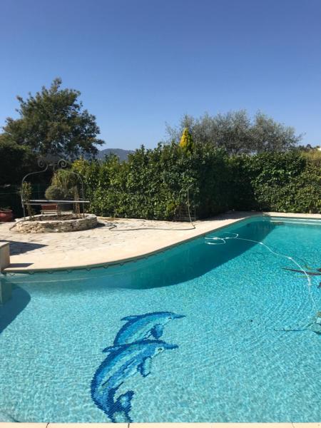 2 pièces dans villa avec piscine parking à 10 mins de Cannes