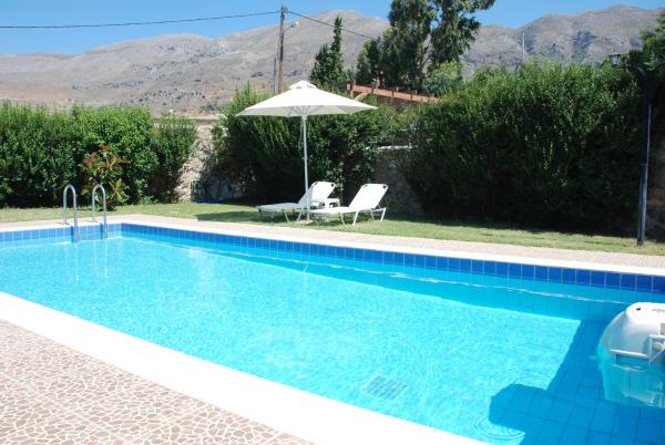 Villa with a pool in Lefkogia, Забронировать Вилла Отели Лефкойя с бассейном, Бассейн