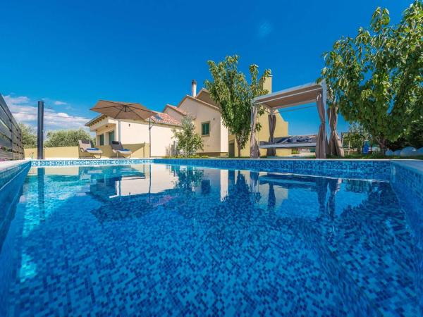 Villa Field Hill with Swimming Pool and Tennis Court, Забронировать Вилла Польица Задарская жупания
