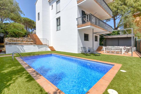 Villa Sierra with Private Pool, Забронировать Вилла Калелья-де-Палафрухель Baix Empordà