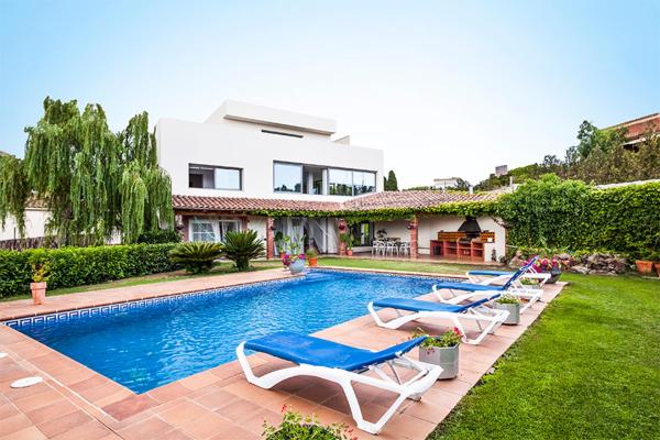 Captivating Holiday Home in Garriguella With Private Pool