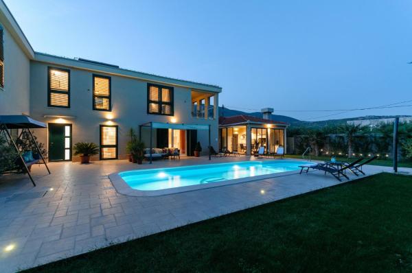 Villa Marta Luxury House with Heated Pool