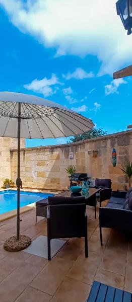 Moonshine Villa, Забронировать Отель «постель и завтрак» Отели Гоцо с бассейном, Бассейн