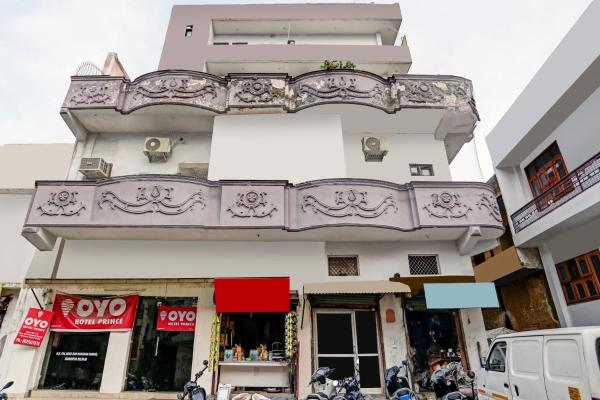 OYO Hotel Prince Near Haiderpur Metro Station