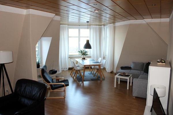 Villa Schlossblick I - Zeit zum Entspannen in exklusiver Ferienwohnung mit Panoramablick, Parkplatz, WLAN, Smart-TV, Забронировать Апартаменты/квартира Отели в центре Вернигероде, в центре, Парковка