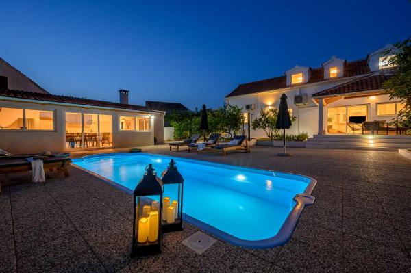 Villa Bellezza, Забронировать Вилла Отели Милна с бассейном, Бассейн