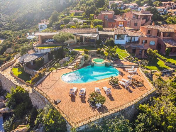 Villa Carmen with sea view and pool Порто-Черво