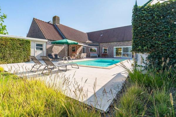 Villa with heated swimming pool, sauna and garden, Забронировать Вилла Отели Bruges Woodland с парковкой, Парковка