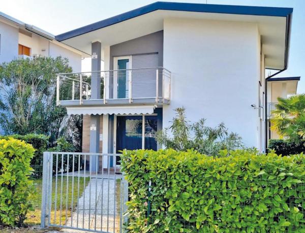 Apartment In Villa With Private Garden Бибионе