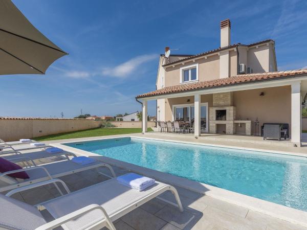 Stylish Villa with pool and fenced garden,ideal for relaxing family holidays 