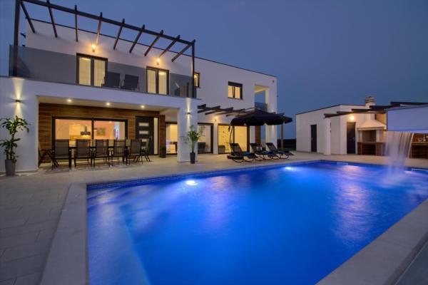 New luxury Villa with heated pool 