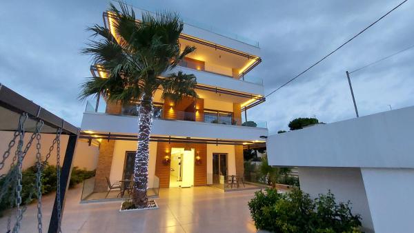 Finikas Suites & Apartments Airport By Airstay, Забронировать Апартаменты/квартира Отели Луца с парковкой, Парковка