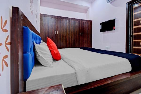 OYO 81074 Hotel Rj 21-18