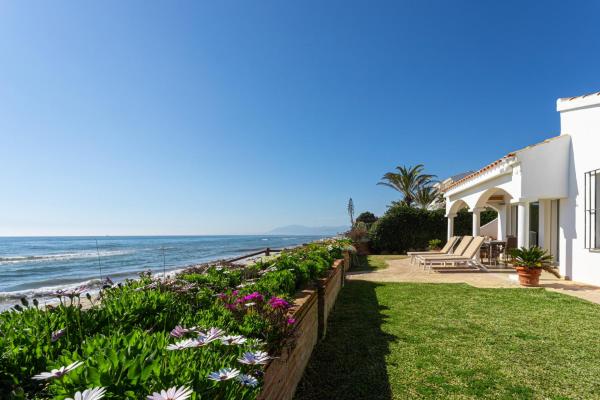 Charming Villa on the seafront, Забронировать Вилла Марбелья Коста-дель-Соль