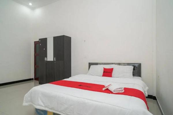 RedDoorz Syariah Near Syamsudin Noor Airport 4