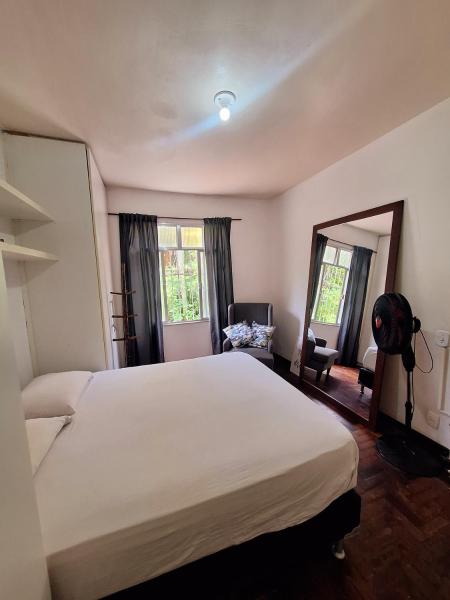 Quarto tranquilo e familiar no leblon - Quiet family room in leblon, Забронировать Проживание в семье Леблон Рио-де-Жанейро